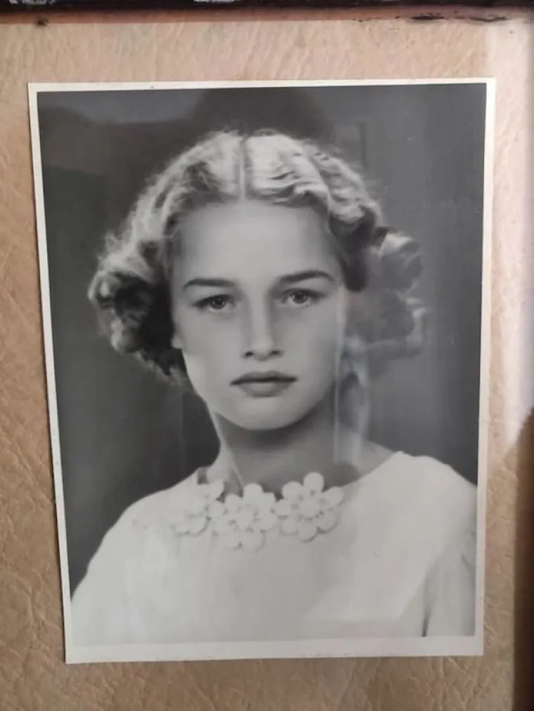 "Moja baka na dan krizme 1941. kada je imala 14 godina i sama je sa&scaron;ila svoju haljinu"