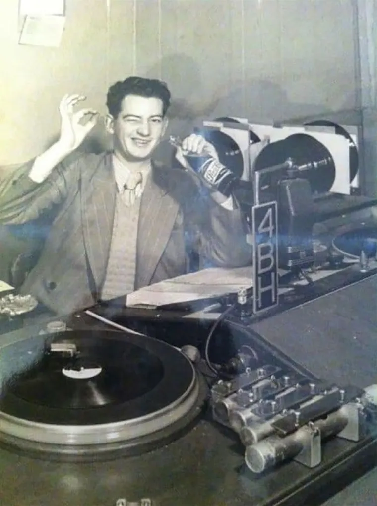 "Ovo je bio moj djed. Bio je najmlađi australski radio spiker sa 16 godina davne 1934."