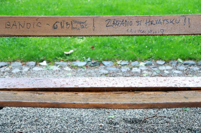 ZAGREPČANI 'POČASTILI' BANDIĆA: Na klupama u Zrinjevcu osvanule pogrdne poruke za gradonačelnika