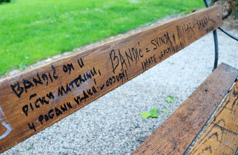 ZAGREPČANI 'POČASTILI' BANDIĆA: Na klupama u Zrinjevcu osvanule pogrdne poruke za gradonačelnika