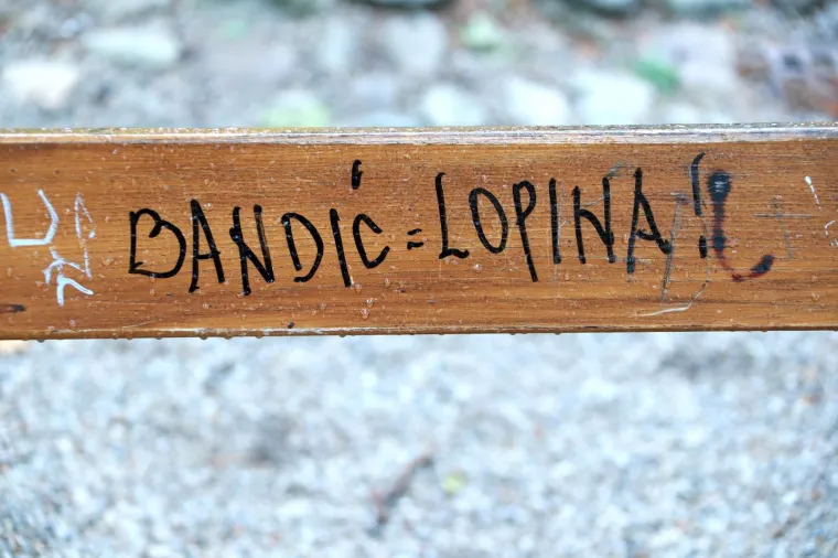 ZAGREPČANI 'POČASTILI' BANDIĆA: Na klupama u Zrinjevcu osvanule pogrdne poruke za gradonačelnika