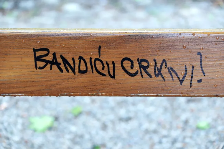 ZAGREPČANI 'POČASTILI' BANDIĆA: Na klupama u Zrinjevcu osvanule pogrdne poruke za gradonačelnika
