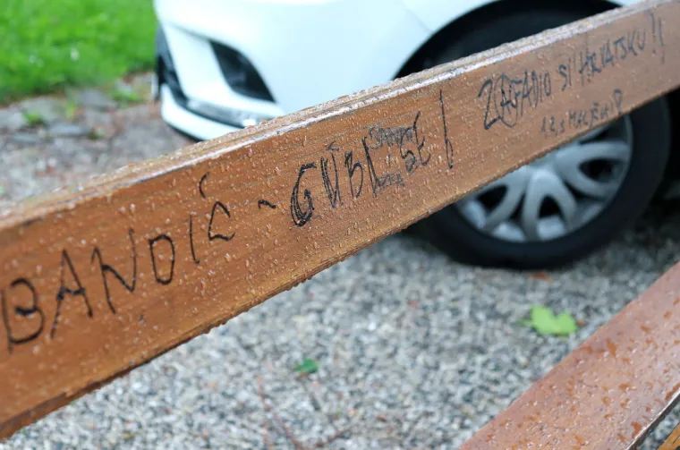 ZAGREPČANI 'POČASTILI' BANDIĆA: Na klupama u Zrinjevcu osvanule pogrdne poruke za gradonačelnika