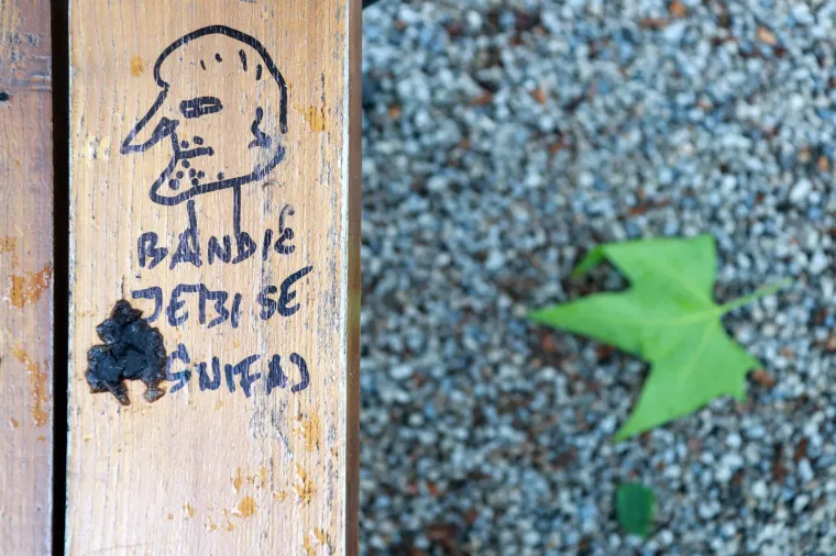 ZAGREPČANI 'POČASTILI' BANDIĆA: Na klupama u Zrinjevcu osvanule pogrdne poruke za gradonačelnika