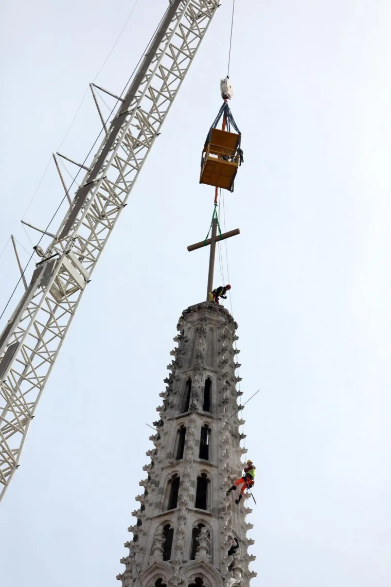 Obnova zagrebačkog simbola nakon potresa: Postavljaju se križevi na katedralu