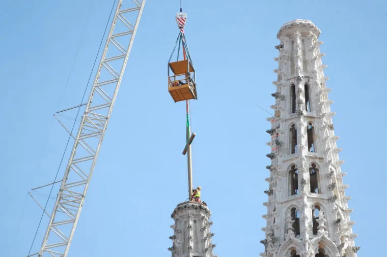 Obnova zagrebačkog simbola nakon potresa: Postavljaju se križevi na katedralu