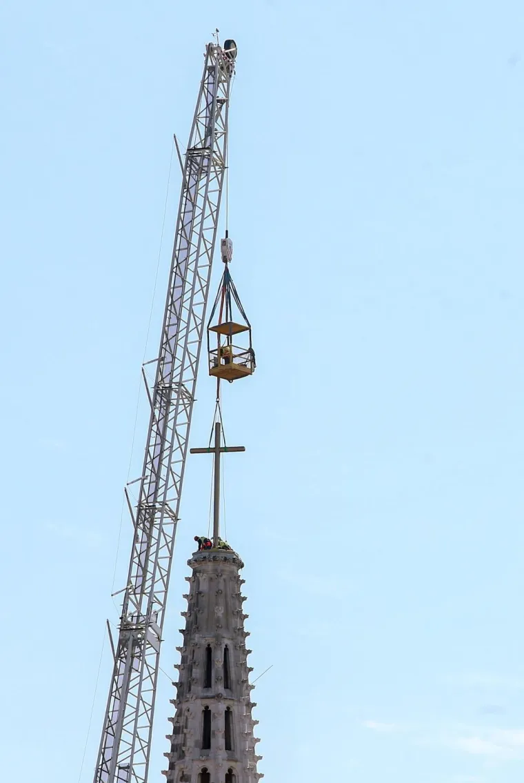 Obnova zagrebačkog simbola nakon potresa: Postavljaju se križevi na katedralu