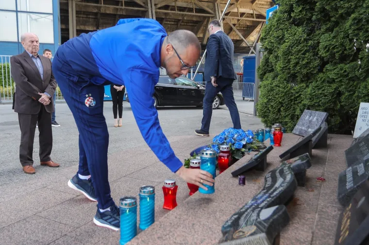 Na 30. godi&scaron;njicu nikad odigrane utakmice Dinamo - Crvena Zvezda na stadionu Maksimir, delegacija Dinama je u srijedu položila vijenac i zapalila svijeće na spomenik svim navijačima Dinama poginulim u Domovinskom ratu.
Photo: Luka Stanzl/PIXSELL
