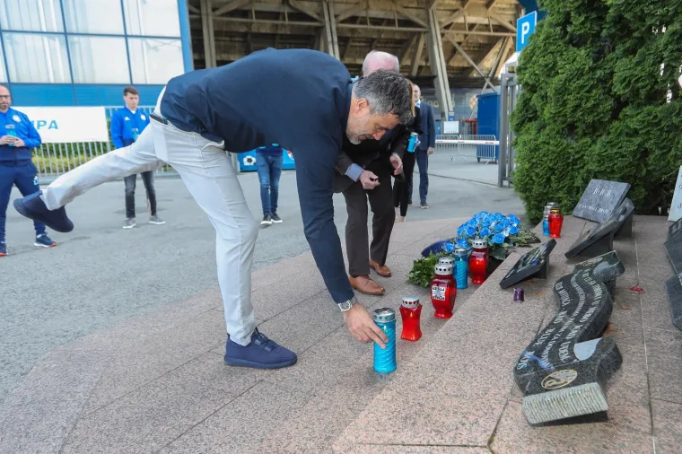 U sveopćem metežu, dok se većina igrača oba sastava povukla u svlačionice, tada&scaron;nji kapetan Dinama, Zvonimir Boban je krenuo braniti navijače. Kada ga je jedan od 'plavaca' udario pendrekom, Zvone mu je uzvratio skočiv&scaron;i mu nogama u trbuh. Zbog toga je Boban kažnjen s devet mjeseci neigranja, a kasnije mu je smanjena na četiri mjeseca i izbornik Ivica Osim nije ga vodio na Svjetsko prvenstvo u Italiji.
Photo: Luka Stanzl/PIXSELL