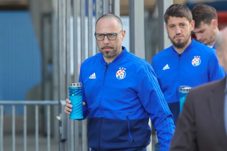 "Bio je to pokazatelj dru&scaron;tvenih kretanja u to doba. Sjećam se da smo u tom metežu i zbunjenosti razgovarali s tada&scaron;njim vodstvom Crvene zvezde. Vođa puta bio je njihov tada&scaron;nji direktor Vladimir Cvetković, a vidjelo se da niti njemu i cijeloj delegaciji nije svejedno za sve to &scaron;to se događalo. Cijela ta atmosfera prenijela se na sportska događanja i na neki način je pokazala i sugerirala kraj jednog sustava i jedne zemlje. Sa zgražanjem i ogorčenjem komentirao sam u tom trenutku događanja s Ottom Hofmannom, ranijim dugogodi&scaron;njim klupskim čelnikom. Na dana&scaron;nji dan prisjećamo se tog događaja i svih onih koji nisu vi&scaron;e s nama, koji su izgubili živote u Domovinskom ratu," dodao je Bari&scaron;ić.

Photo: Luka Stanzl/PIXSELL