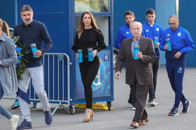 Delegaciju "modrih" predvodili su predsjednik kluba Mirko Bari&scaron;ić, predsjednica uprave Vlatka Peras, član uprave Kre&scaron;imir Antolić, sportski direktor Zoran Mamić, glavni trener prve momčadi Igor Jovićević te prvotimci Arijan Ademi i Dominik Livaković.
"Na neki način bio sam i sudionik tog događaja, tada sam bio u upravi kluba. Sjećam se kako je to izgledalo, pamtim cijelu nelagodu i erupciju nezadovoljstva zbog selektivnog pristupa policije koja je mirno promatrala zbivanja i divljanje huligana gostujućeg kluba na južnoj tribini. Žestoko su reagirali kada su na&scaron;i krenuli u svojevrsni protuudar s namjernom da obrane stadion i za&scaron;tite svoje navijače," kazao je predsjednik kluba Mirko Bari&scaron;ić.
Photo: Luka Stanzl/PIXSELL