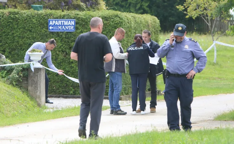 Danas u prijepodnevnim satima u dvoristu obiteljske kuce u naselju Varos hladnim oruzjem ubijen je 61-jednogodisnji muskarac. Policijski ocevid.
Photo: Kristina Stedul Fabac/PIXSELL