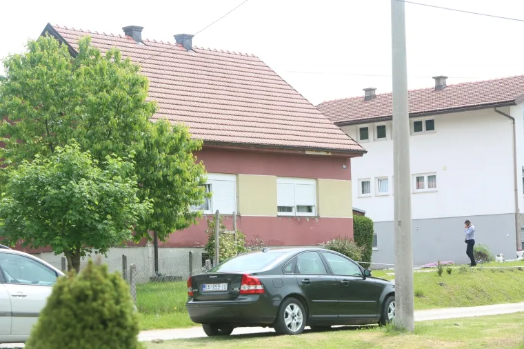 UBOJSTVO U DUGOJ RESI: Policija utvrđuje okolnosti krvavog obračuna oca i sina