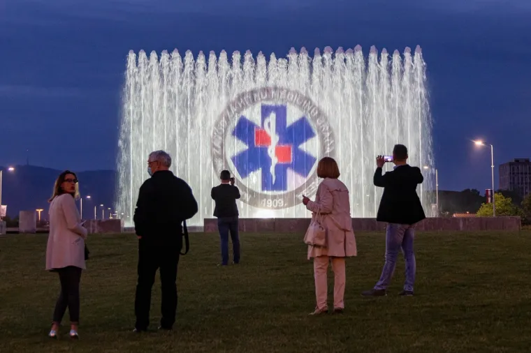 Oni spašavaju naše živote: Fontane zasvijetlile u čast djelatnika Hitne pomoći