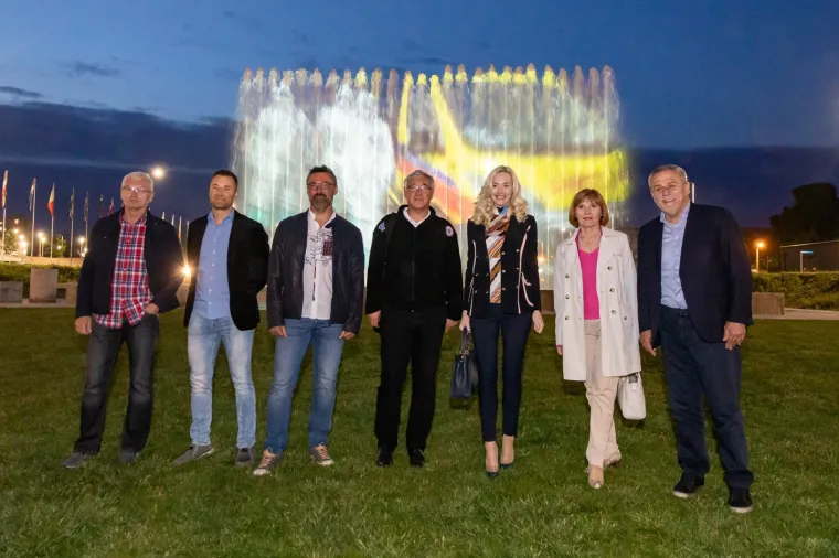 Oni spašavaju naše živote: Fontane zasvijetlile u čast djelatnika Hitne pomoći