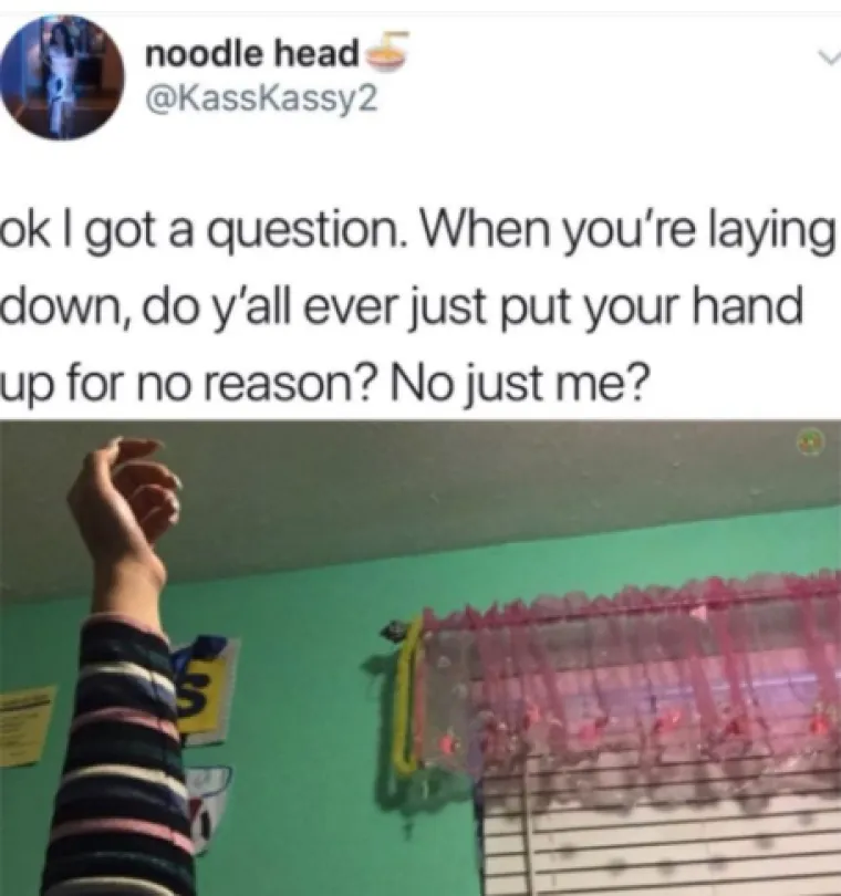 Držite li ruku u zraku bez ikakvog razloga dok ležite?