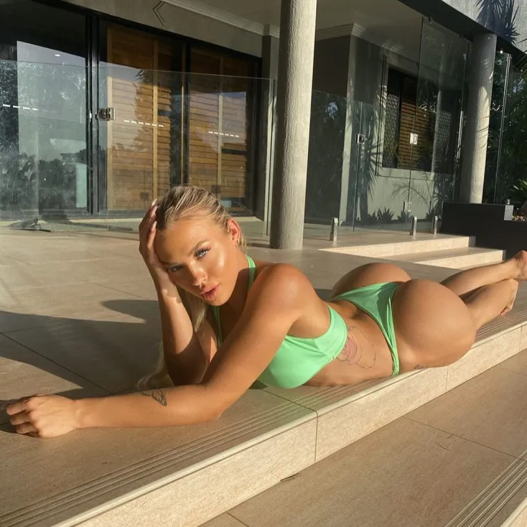 Manekenka Tammy Hembrow u karanteni voli nositi oskudne kupaće kostime. Foto: Profimedia