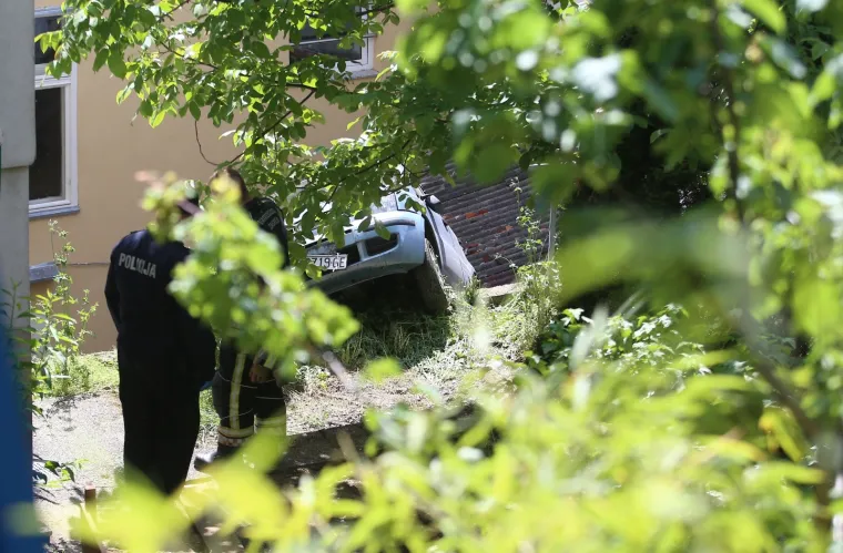 Parkirao na krov u Zagrebu, na terenu vatrogasci i policija: 'Vozač je izbavljen iz auta i predan Hitnoj'