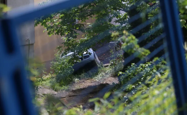 Parkirao na krov u Zagrebu, na terenu vatrogasci i policija: 'Vozač je izbavljen iz auta i predan Hitnoj'