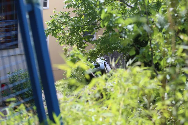 Parkirao na krov u Zagrebu, na terenu vatrogasci i policija: 'Vozač je izbavljen iz auta i predan Hitnoj'