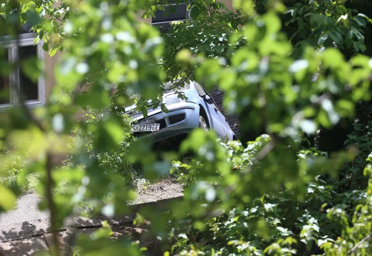 Parkirao na krov u Zagrebu, na terenu vatrogasci i policija: 'Vozač je izbavljen iz auta i predan Hitnoj'