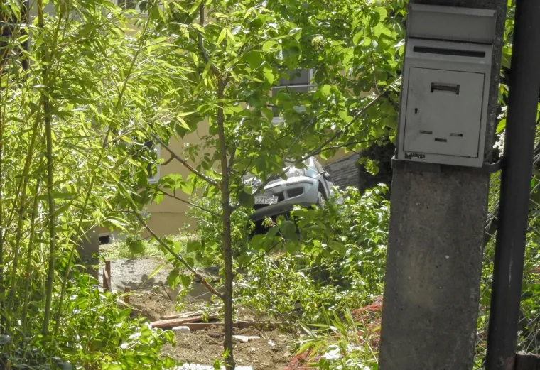 Parkirao na krov u Zagrebu, na terenu vatrogasci i policija: 'Vozač je izbavljen iz auta i predan Hitnoj'