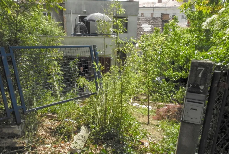 Parkirao na krov u Zagrebu, na terenu vatrogasci i policija: 'Vozač je izbavljen iz auta i predan Hitnoj'