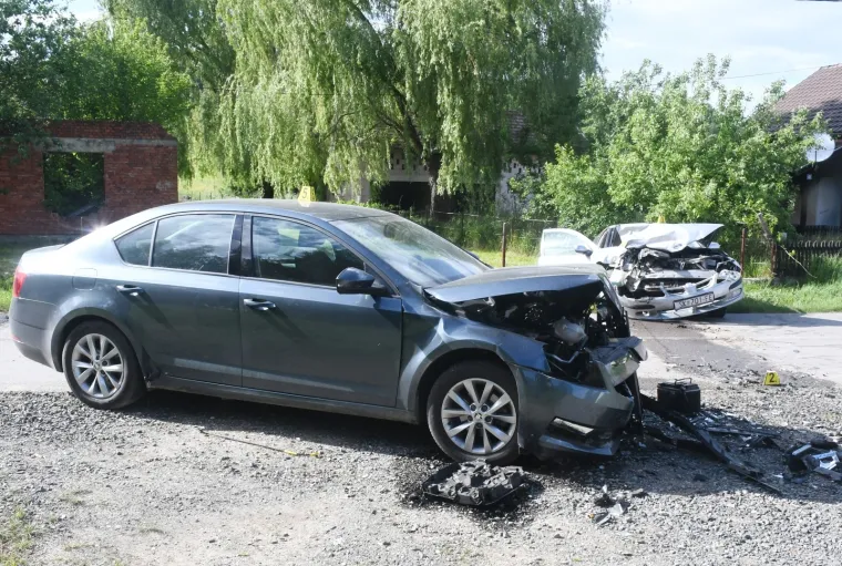 U naselju Madžari dogodio se Izravan sudar &Scaron;kode Octavie i  i Nissana Almere oko 16 sati u kojemu su dvije osobe ozlijeđene i prevezene u Opću bolnicu Sisak.