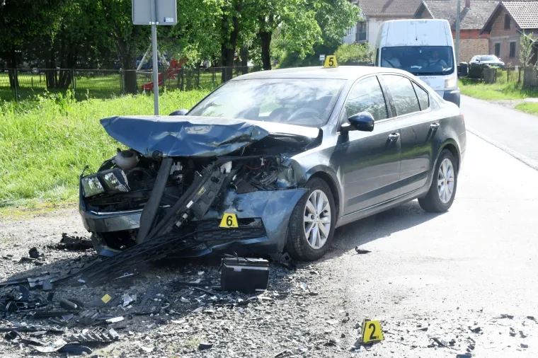 STRA&Scaron;AN IZRAVAN SUDAR U SISKU: Dvije su osobe ozlijeđene i prevezene u bolnicu