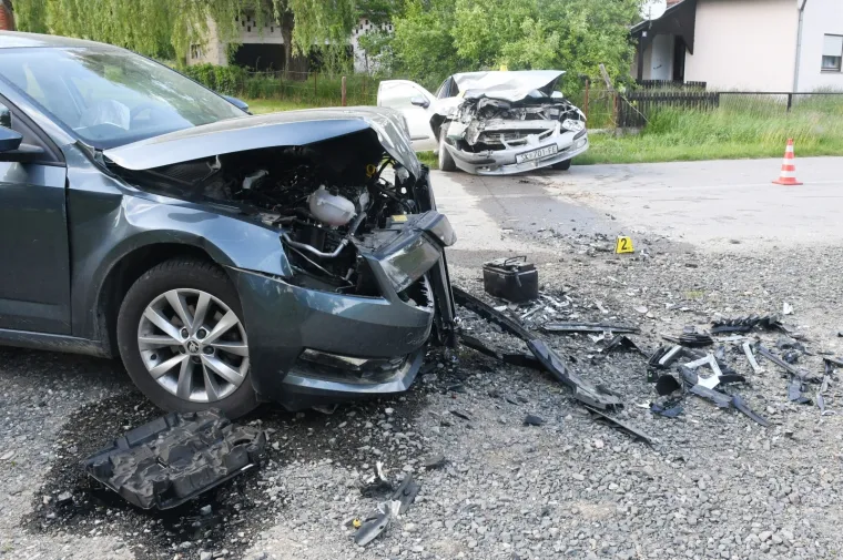 STRA&Scaron;AN IZRAVAN SUDAR U SISKU: Dvije su osobe ozlijeđene i prevezene u bolnicu