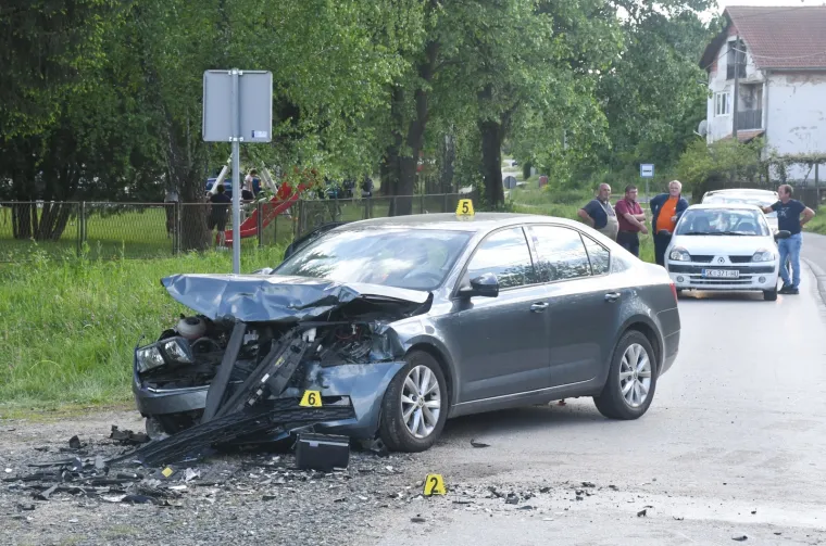 STRA&Scaron;AN IZRAVAN SUDAR U SISKU: Dvije su osobe ozlijeđene i prevezene u bolnicu