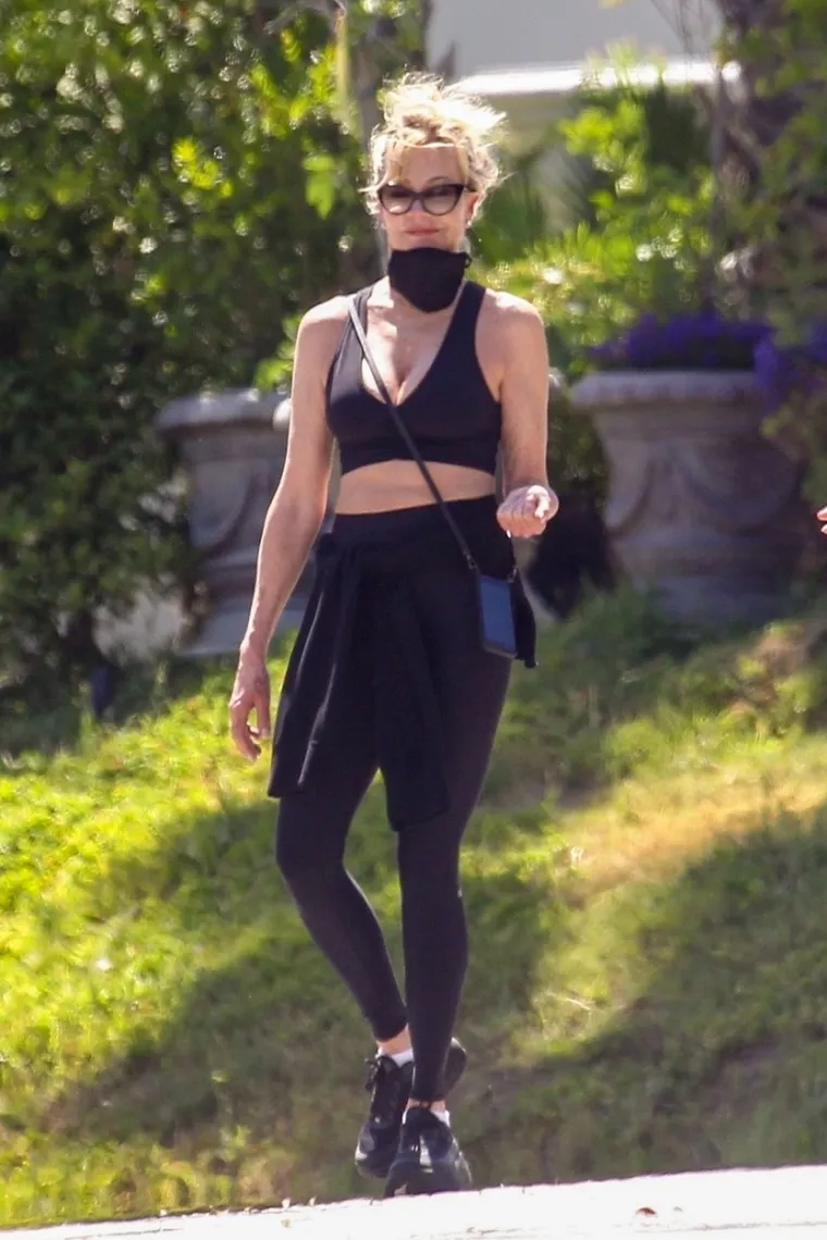 Glumica Melanie Griffith (62) u crnom sportskom grudnjaku i tajicama krenula je na trčanje po Beverly Hillsu. Foto: Profimedia