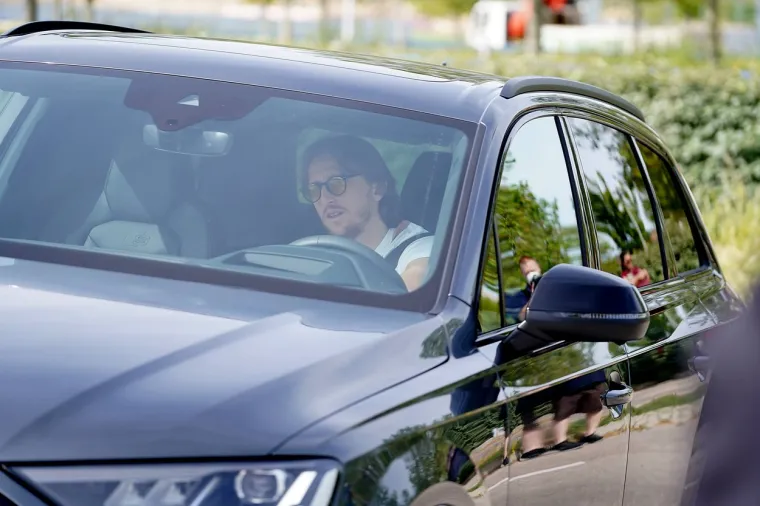 U trenutku dolaska u svom novom Audiju Q7, koji je dobio kao poklon od sponzora. Audi je također jedan od brogatih sponzora Reala iz Madrida i svojim igračima dali su na biranje da izaberu bilo koji automobil iz svoje ponude.