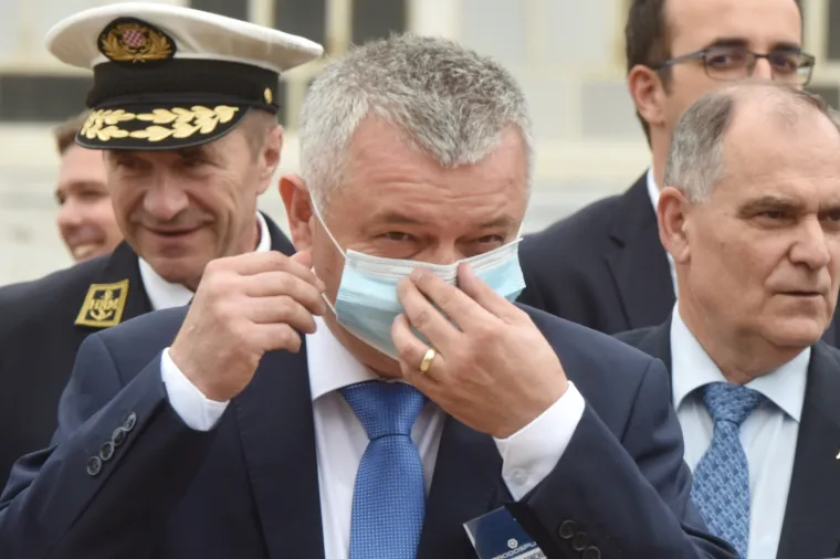 Ministar gospodarstva Darko Horvat imao je danas u Splitu problema sa stavljanjem za&scaron;titne maske. Svečanost porinuća novogradnje 487, putničkog broda za polarne ekspedicije koji je ugovoren s američkom tvrtkom Quark Expeditions