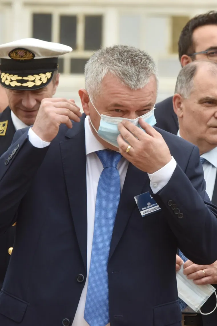 MINISTAR HORVAT I STAVLJANJE MASKE: Upao u probleme pa malo prtljao oko nje