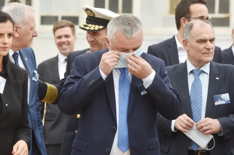 MINISTAR HORVAT I STAVLJANJE MASKE: Upao u probleme pa malo prtljao oko nje