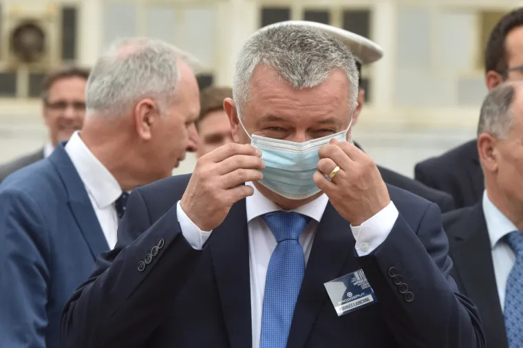 MINISTAR HORVAT I STAVLJANJE MASKE: Upao u probleme pa malo prtljao oko nje