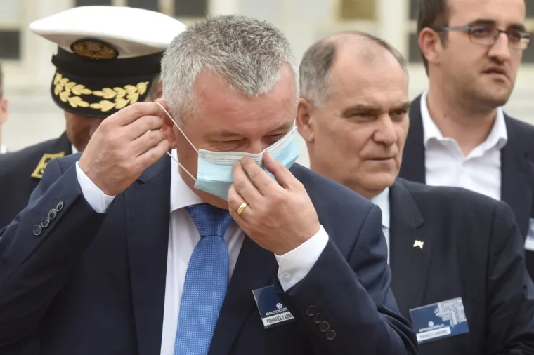 MINISTAR HORVAT I STAVLJANJE MASKE: Upao u probleme pa malo prtljao oko nje
