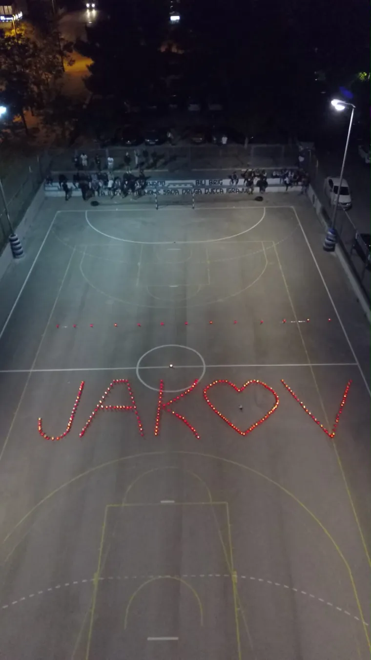 Prijatelji se posebno emotivno oprostili od mladića poginulog u stravičnoj nesreći u Zadru