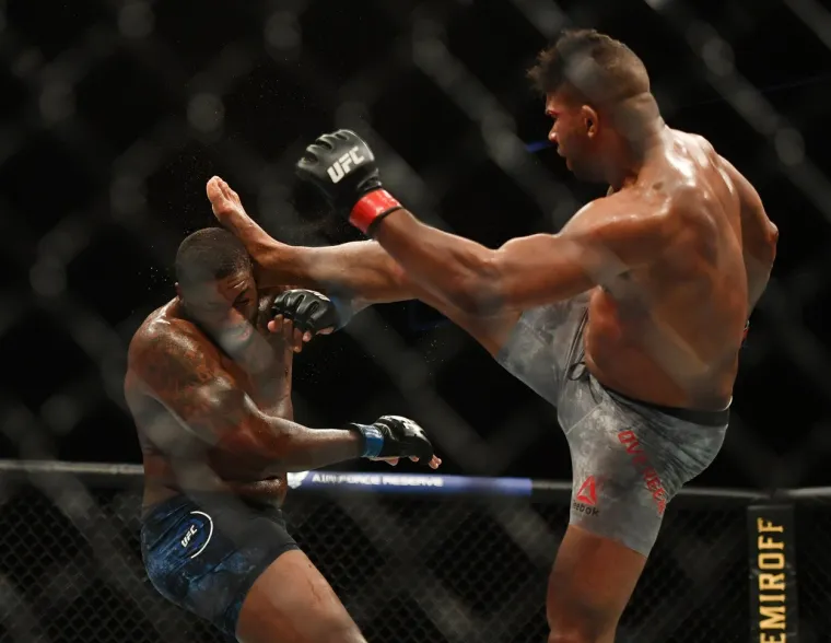 Overeem je bio na korak do poraza u prvoj rundi, ali je do pobjede došao tehničkim nokautom u drugoj rundi, javlja ugledni američki ESPN.  Walt Harris umalo je nokautirao Alistaira Overeema velikom kombinacijom u prvoj rundi glavnog događaja. Udarao je Overeema udarcima na zemlji. Overeem je bio krvav, s posjekotinama na usni i u blizini lijevog oka. Harris je bio samo jedan ili dva udarca od nokauta. Nije do njega došao.  Nije došao. Overeem ga je snažno udario glavom i svladao Harrisa na tlu u trećoj minuti druge runde.