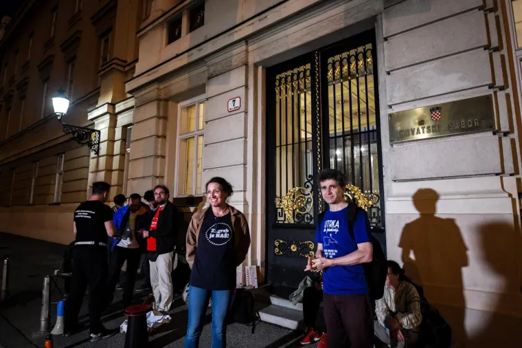 Stigla je i policija jer skup nije prijavljen, ali prosvjednici kažu da ne namjeravaju odustati.