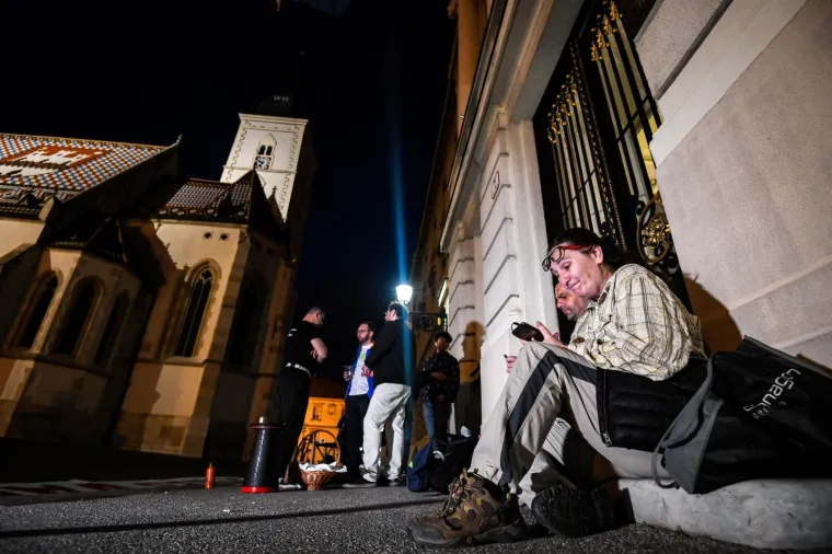 CJELONOĆNI PROSVJED ISPRED SABORA: Nema Zakona o obnovi Zagreba, a Sabor se raspu&scaron;ta: 'Frustrirani smo i bijesni'