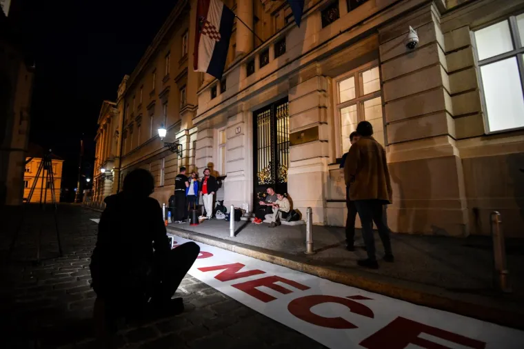 CJELONOĆNI PROSVJED ISPRED SABORA: Nema Zakona o obnovi Zagreba, a Sabor se raspu&scaron;ta: 'Frustrirani smo i bijesni'
