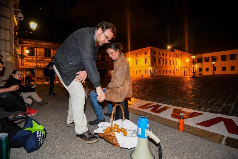 CJELONOĆNI PROSVJED ISPRED SABORA: Nema Zakona o obnovi Zagreba, a Sabor se raspu&scaron;ta: 'Frustrirani smo i bijesni'