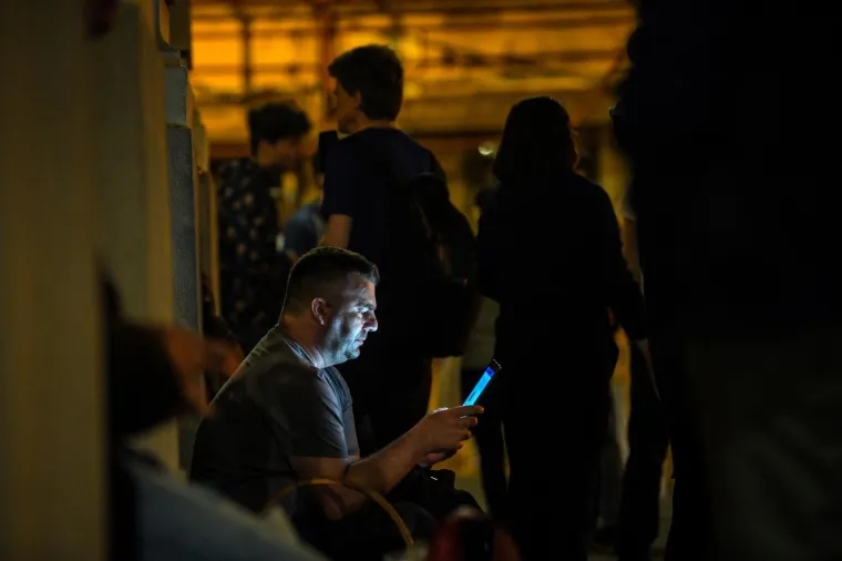 CJELONOĆNI PROSVJED ISPRED SABORA: Nema Zakona o obnovi Zagreba, a Sabor se raspu&scaron;ta: 'Frustrirani smo i bijesni'