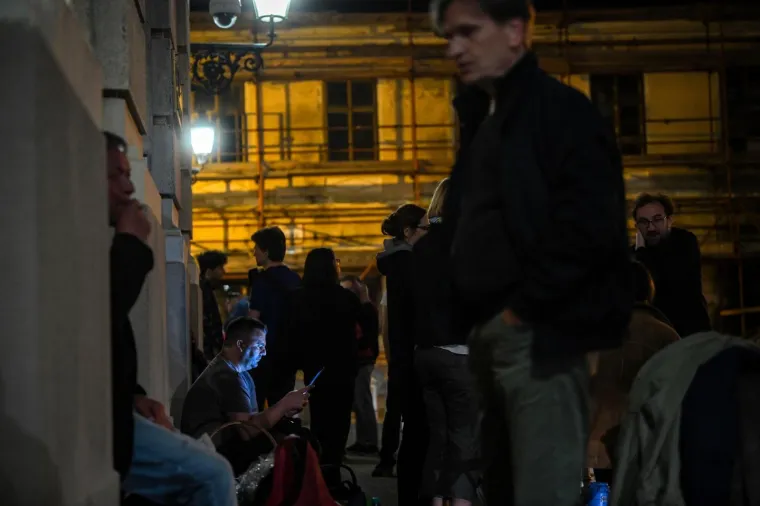 CJELONOĆNI PROSVJED ISPRED SABORA: Nema Zakona o obnovi Zagreba, a Sabor se raspu&scaron;ta: 'Frustrirani smo i bijesni'