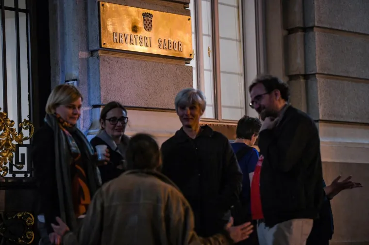 "Okupili smo se ovdje, ne mičemo se odavde, tražimo da se ni oni ne maknu dok nakon kvalitetne javne rasprave ne izglasaju Zakon. Nakon toga nek rade &scaron;to hoće. Ako se to ne dogodi sutra, onda pozivamo građane da izađu na izbore vi&scaron;e nego ikad i kazne HDZ i Bandića", izjavio je Toma&scaron;ević.