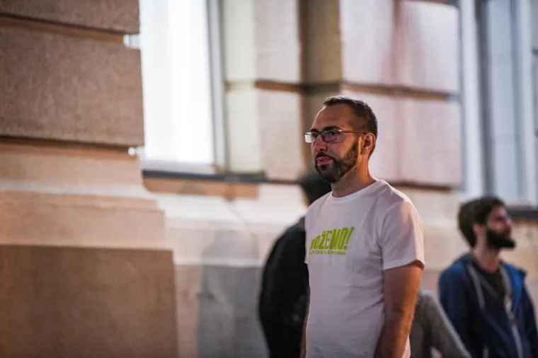 Inicijator prosvjeda Tomislav Toma&scaron;ević je za RTL pojasnio &scaron;to očekuje od sutra&scaron;njeg dana.
"Mi smo apsolutno frustrirani i bijesni zbog toga da će se Sabor raspustiti, a da Zakona neće bit, a obećavali su to! Danas ministrica kulture kaže: 'Ne treba politizirati potres'. Pa tko ga je politizirao? Znači, ide se u raspu&scaron;tanje Sabora iako Zakon jo&scaron; nije usvojen!"