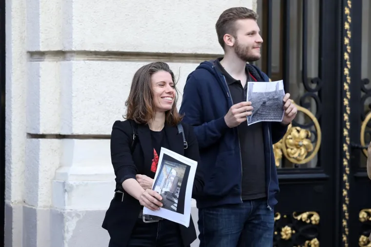 Ogorčeni građani dočekali zastupnike: 'Nemamo vremena godinu dana. Iz stana u stan se selimo!'