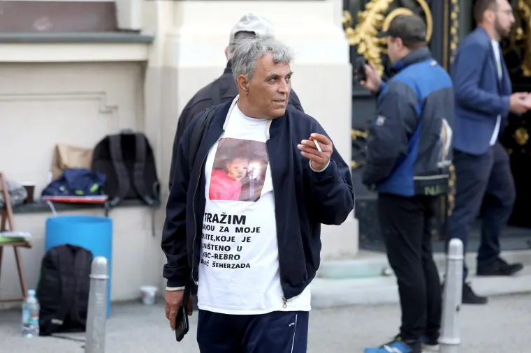 Ogorčeni građani dočekali zastupnike: 'Nemamo vremena godinu dana. Iz stana u stan se selimo!'